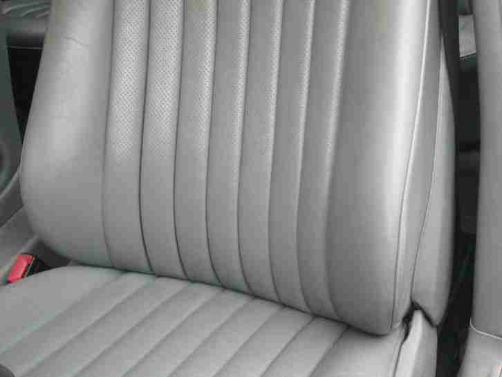 Museumsfahrzeug: Mercedes 300SE in dunkelblau-uni mit grauem Voll-Leder**