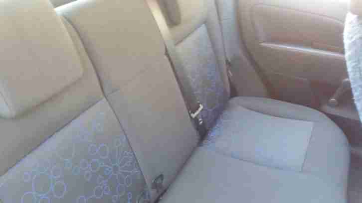 Nichtraucher Ford Fiesta Bj. 2006 Unfallfrei - Tüv Feb 2020 - Silber Metallic