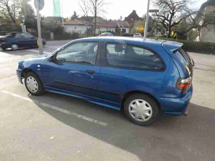 Nissan Almera Blau