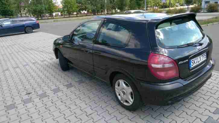 Nissan Almera Schwarz