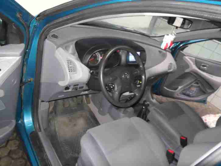 Nissan Almera Tino Blau
