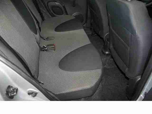 Nissan Micra 1.2 16V JIVE verschiebbare Rückbank