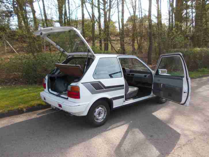 Nissan Micra aus 1988 ... "1. Hand Oma-Auto"... erst 033.700 km ... leider Rost!