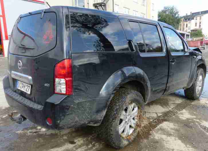 Nissan Pathfinder Geländewagen