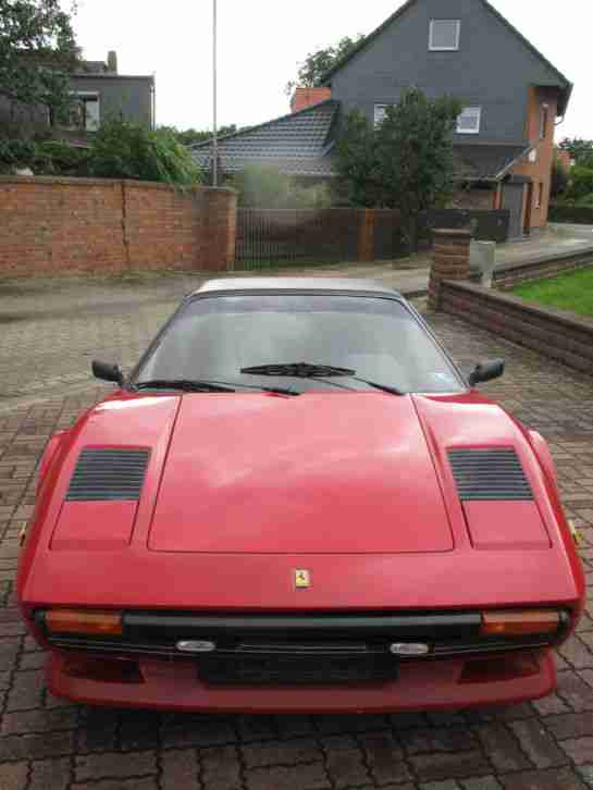Oldtimer Ferrari 308 GTSi in rot mit Targadach schwarz, US-Version mit Titel