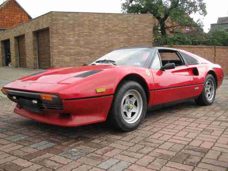 Oldtimer Ferrari 308 GTSi in rot mit Targadach