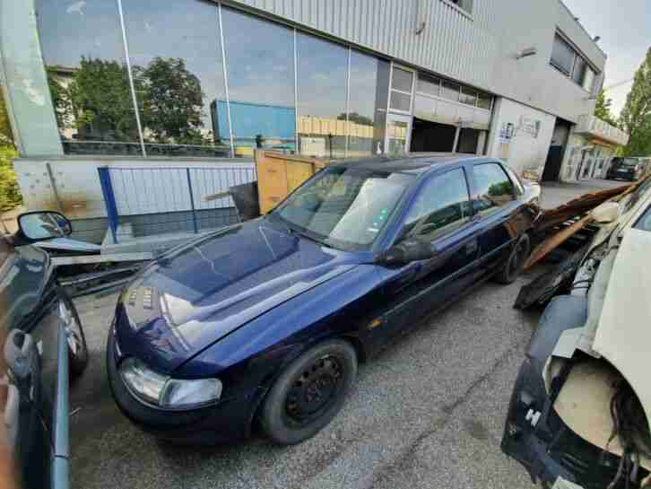 Opel Astra, Limousine blau, gebraucht