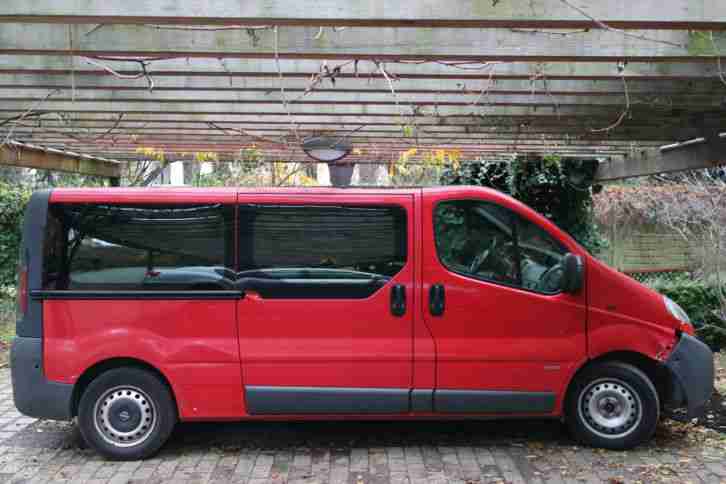 Opel Vivaro Combi 2.0 88 kW - Seitenscheiben und Karosserie beschädigt