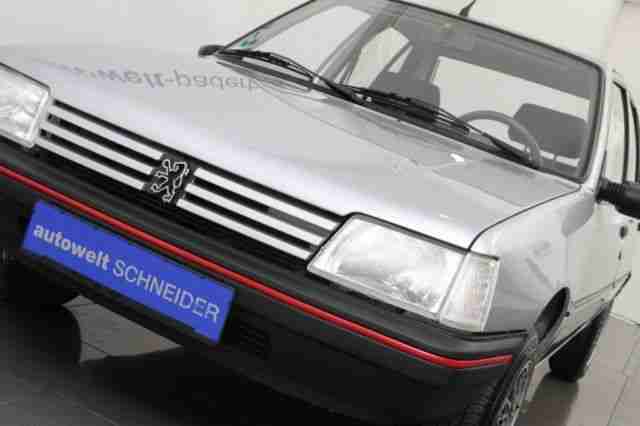 Peugeot 205 Look 5 Gang Jeans blaue Innenaustattung