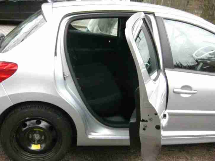 Peugeot 207 Vollausstattung, mit leichtem Frontalschaden in Berlin TOP