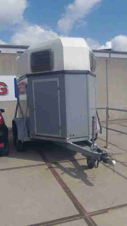 Pferdeanhänger Böckmann mit poly- Dach 2000kg für zwei Pferde