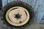 Porsche junor hinter reifen