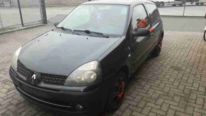 Clio 1.2 16V in schwarz rot siehe Bilder 1.