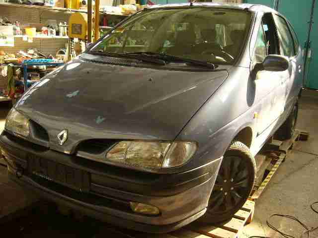 Renault Megane Scenic mit neuen Reifen