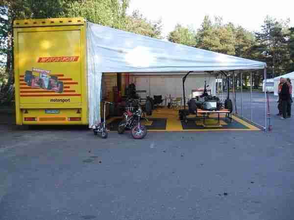 Renntransporter Iveco - 440 ET mit Wohnkabine und Vorzelt