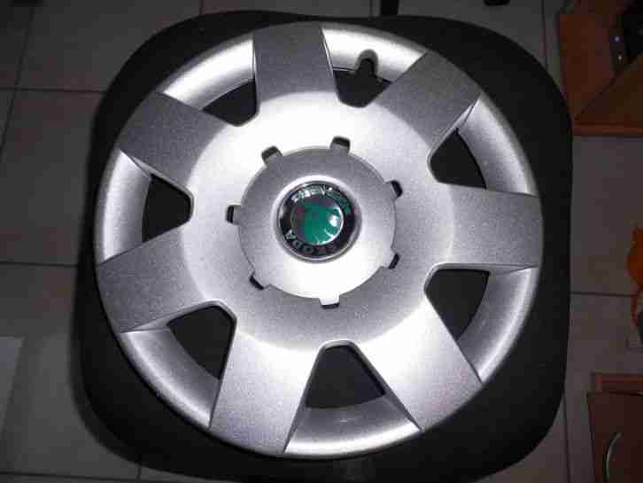 SKODA Radkappe 6Y0 601 147 L Schwarz- grün- chrom PA 66 M 15