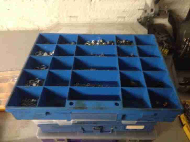 Schrauben und diverse Elektrikteile für Oldtimer