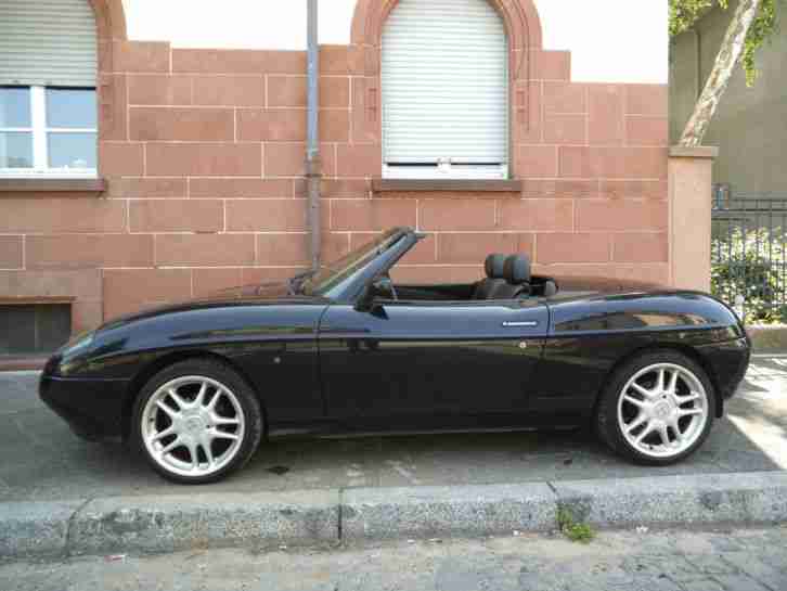 Schwarzer Fiat Barchetta