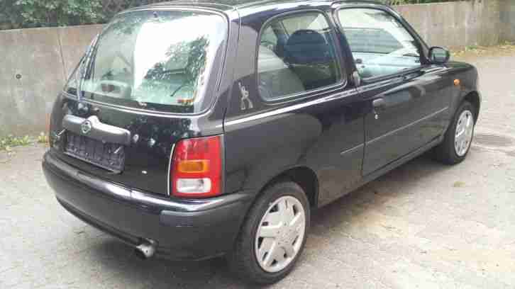 Schwarzer Nissan Micra, EZ 6/2000, mit Klimaanlage und neuem Tüv