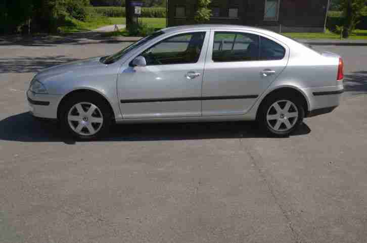 Skoda Octavia 1.6 FSI Elegance - 103000 km - Benzin - Tempomat - Einparkhilfe