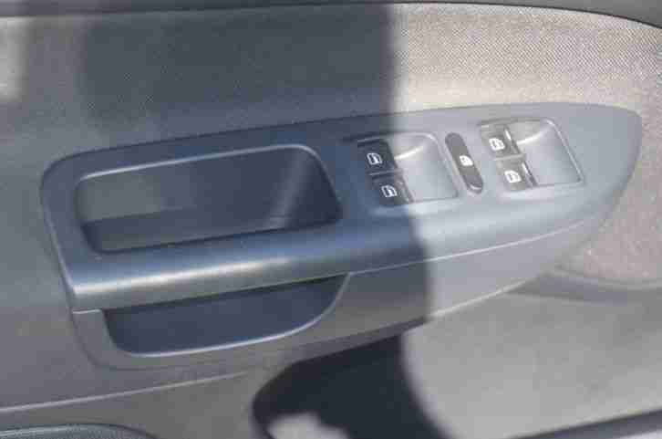 Skoda Octavia 1.6 FSI Elegance - 103000 km - Benzin - Tempomat - Einparkhilfe