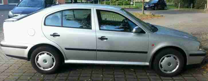 Skoda Octavia 1.6 SR mit Automatik - leichter Heckschaden