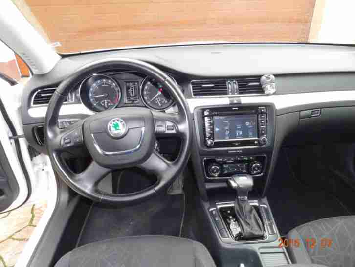 Skoda Superb Combi 2.0 TDI DSG FAMILY 1Hd Xenon Navi 8fach bereift