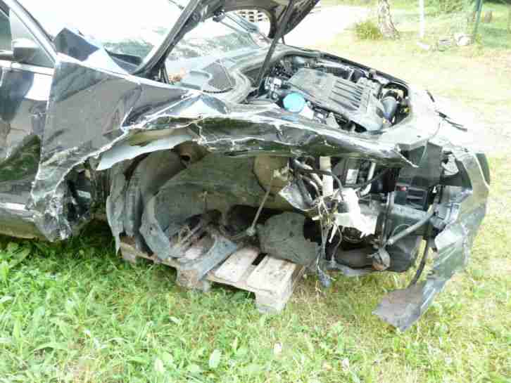 Skoda Superb Kombi 2.0 TDI 125KW Unfall defekt Schaden leere Karosserie Papiere