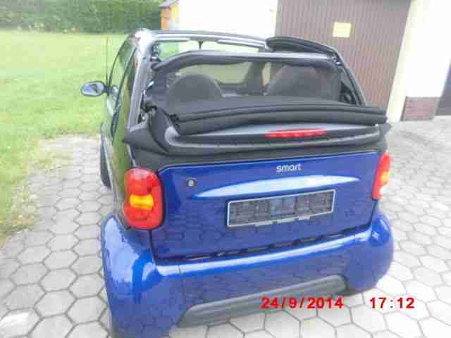 Smart For Two Cabrio blau mit schwarzen Verdeck