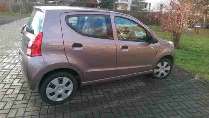 Suzuki Alto 1.0 Club 2011 / BJ 2012 / 30.000 km Farbe : dessert brown metallic