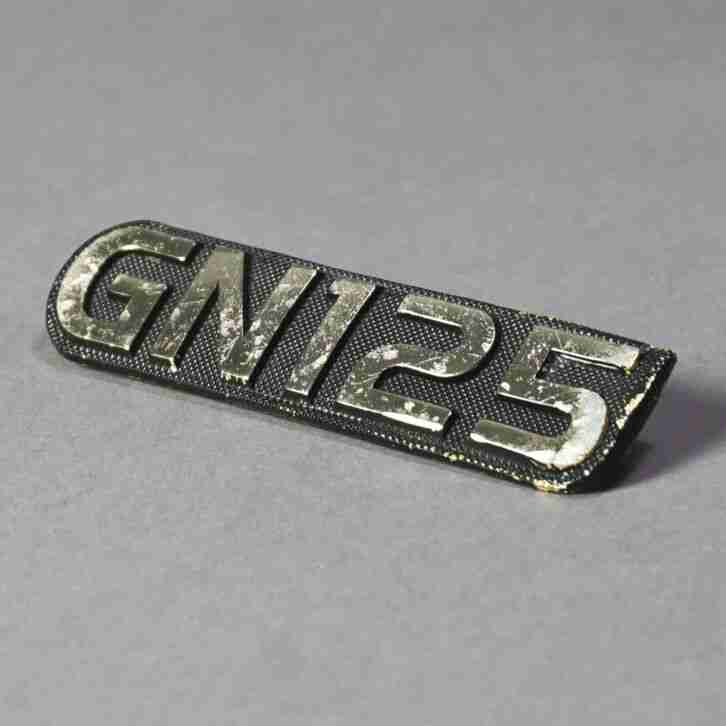 Suzuki GN 125 Seitendeckelschriftzug Emblem Tank Badges 1.26Z