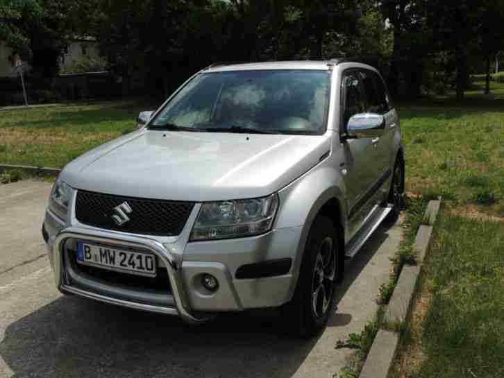 Suzuki Grand Vitara 1.9 DDiS Comfort DPF SUV AHK silber Diesel 5 türig