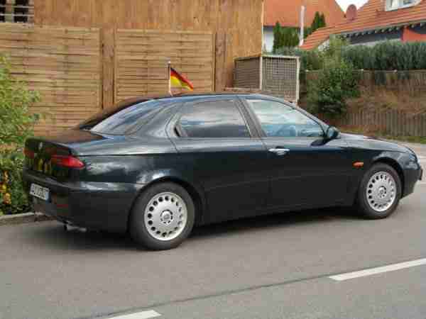 TOP: Alfa Romeo, sportliche Familienlimousine in elegantem Cosmo blue metallic