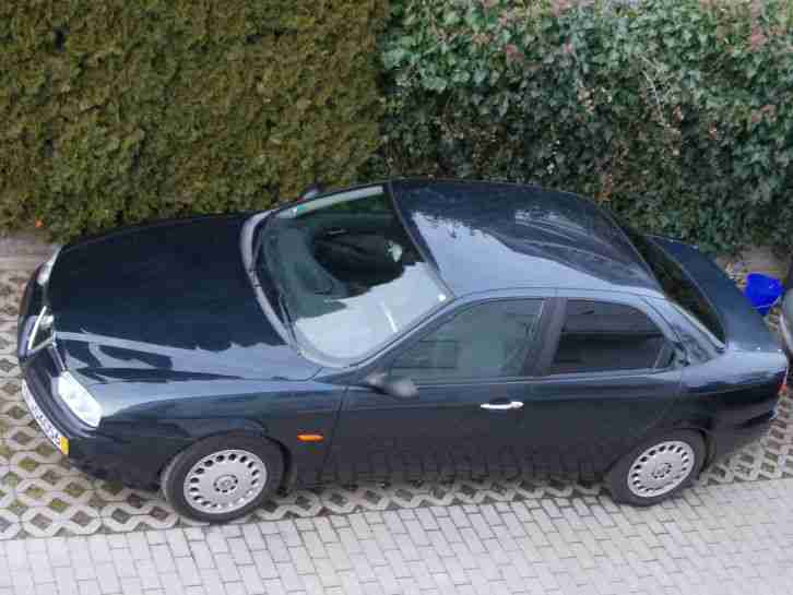 TOP: Alfa Romeo, sportliche Familienlimousine in elegantem Cosmo blue metallic