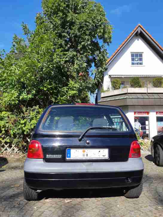 Tiefergelegter schwarzer Renault Twingo mit Faltdach