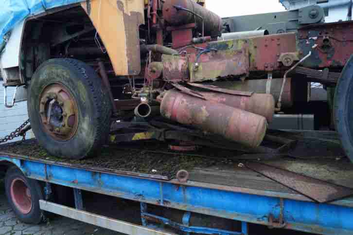 Tiefladeanhänger mit aufgeladenem Magirus LKW