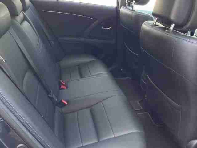 Toyota Avensis Combi 2.0D Panorama.LEDER.Navi+.AHK.PDC
