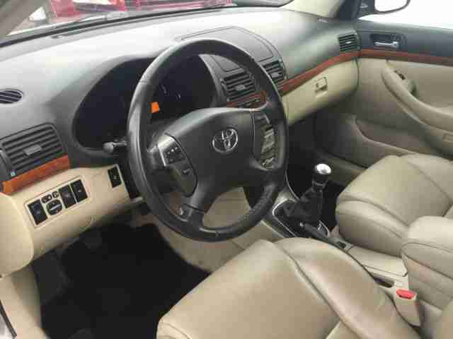 Toyota Avensis Kombi 2.2 D-CAT Executive Leder Xenon