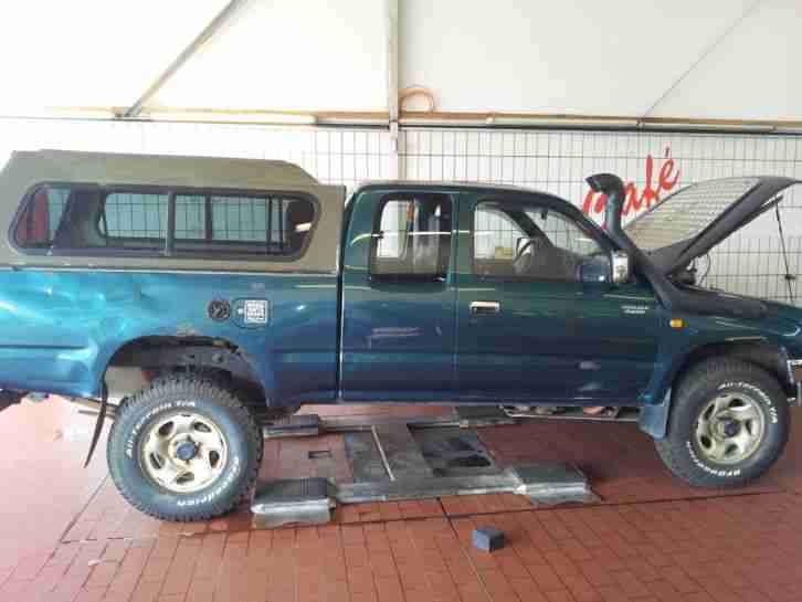 Toyota Hilux 2,4TD Extra Cab (ohne Aufbau) mit Hardtop