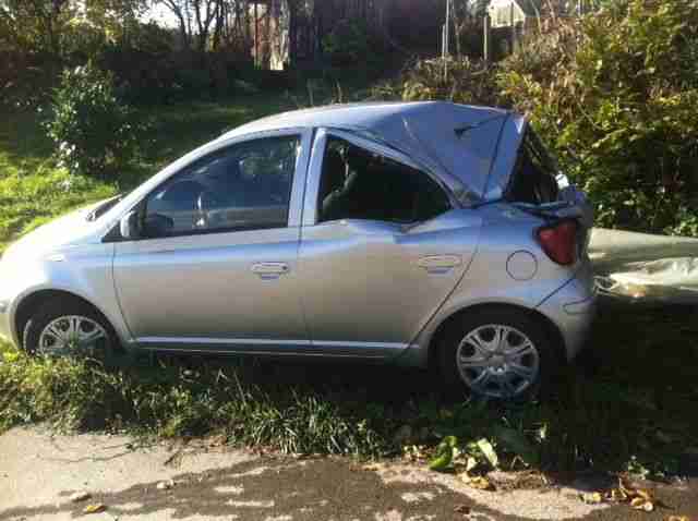 Toyota Yaris, Bauj.03, 70 000km, Unfallwagen, Tüv neu im Juli 14, Auspuff neu,