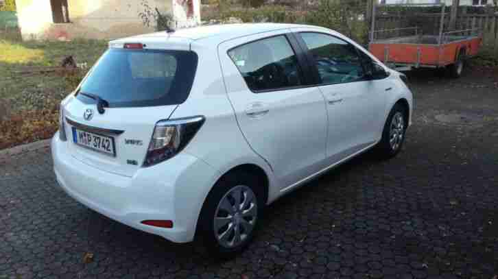 Toyota Yaris Hybrid 1,5 VVT i Life, 55kW, weiß, Rentner-Fzg,