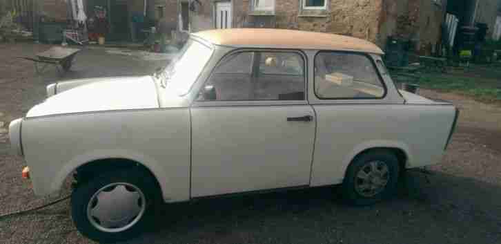 Trabant 601 in weiss mit gelben dach.