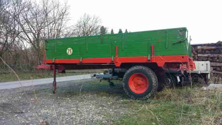 Traktor Anhänger ehemaliger Miststreuer