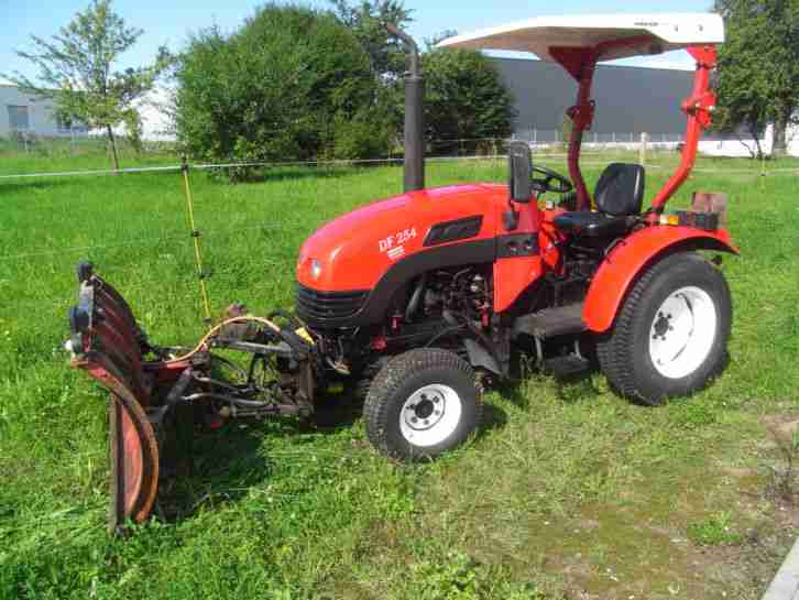 Traktor DongFeng DF254 mit Schneeschild