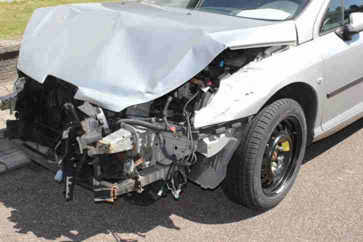 Unfall Fahrzeug Peugeot 407 SW 135 HDI