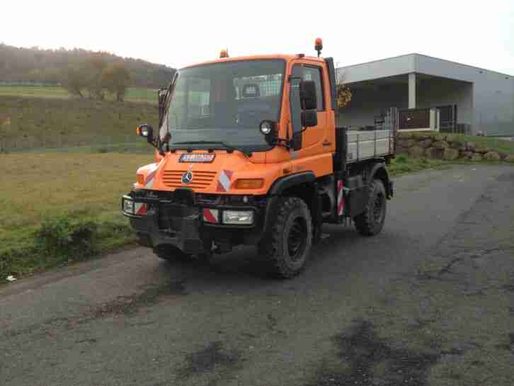 Unimog U 300 mit mechanischer Heckzapfwelle und Winterdienstausstattung