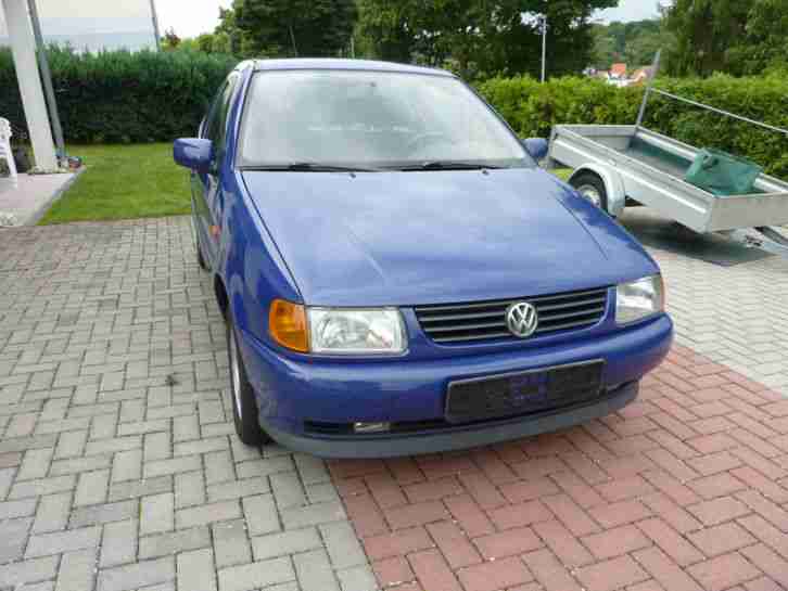 VW Polo blau
