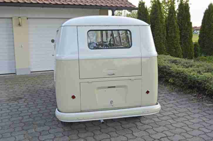 VW T1 Fensterbus mit Winker in zweifarbiger Lackierung Baujahr 1960