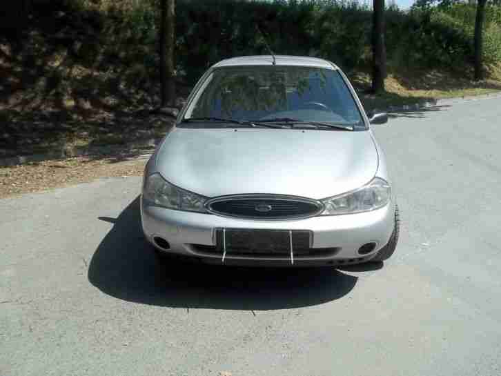 Versteigere ein Ford Mondeo Limousiene 5 DOOR TÜV AU 5 2016