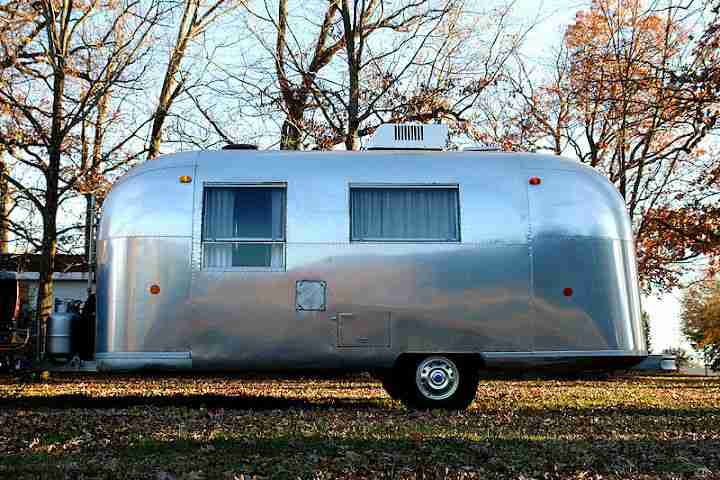 Vintage 1966 AIRSTREAM GLOBETROTTER 20ft Travel Trailer RV